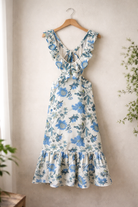 Volledige lengte shot van de mouwloze bloemen maxi-jurk