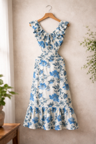 Dames maxi-jurk met volants, gedragen op zomerse locatie
