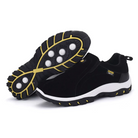 Zijaanzicht van de Daan slip-on wandelschoen met flexibele rubberen zool