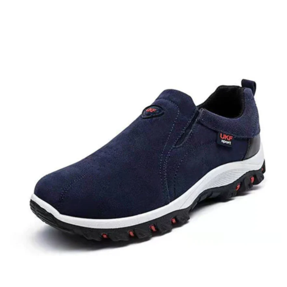 Paar Daan heren orthopedische slip-on schoenen op neutrale achtergrond