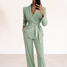 Nadia dames blazer en pantalon set in groen met wijde pijp broek en ceintuur