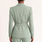 Detailopname van de ceintuur en gekruiste sluiting van de Nadia blazer set