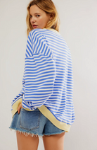 Warme dames sweater met relaxte fit en vrolijke kleurencombinatie