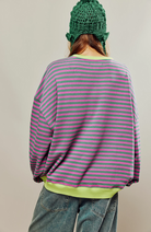 Dames casual trui gedragen in ontspannen setting, maat S-XXL beschikbaar