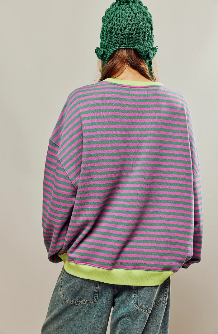 Dames casual trui gedragen in ontspannen setting, maat S-XXL beschikbaar