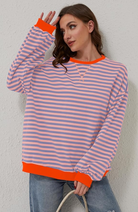 Achterkant losse dames sweater met comfortable pasvorm en levendige kleuren