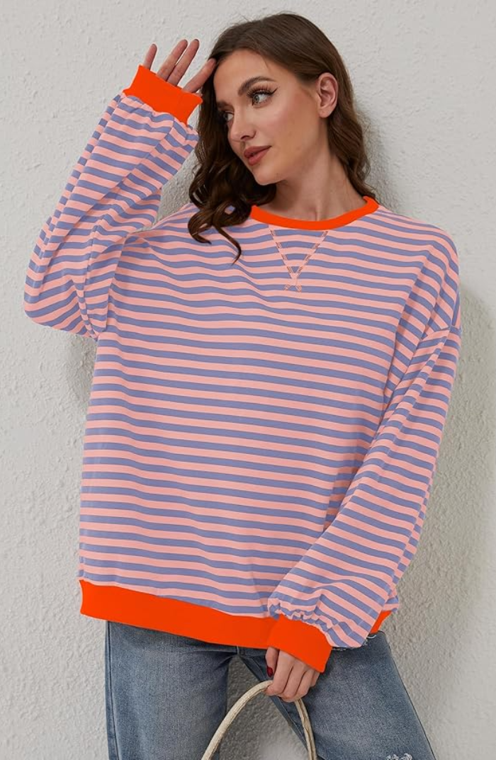 Achterkant losse dames sweater met comfortable pasvorm en levendige kleuren