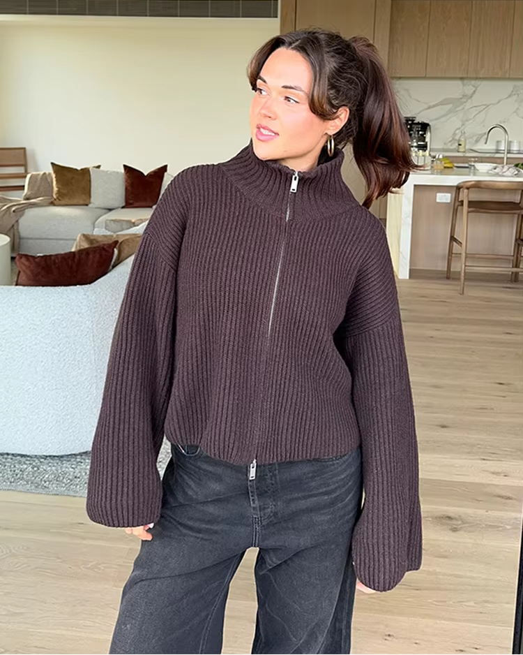 Zachte dames coltrui in rood en bruin, herfst-wintercollectie