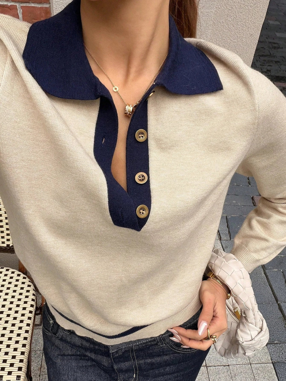 Dames gebreide colorblock polo top in khaki met donkerblauwe kraag