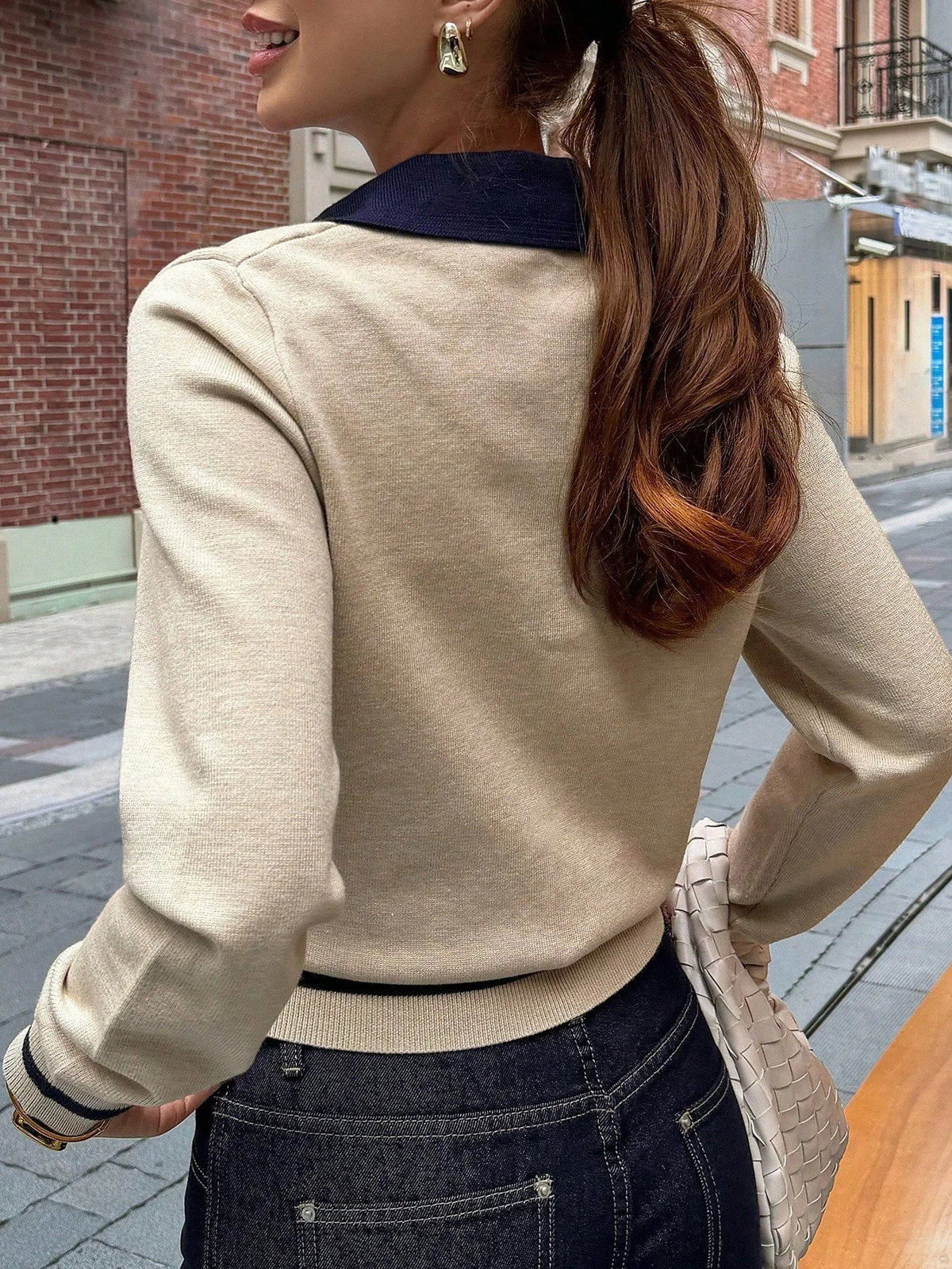 Detail geribbelde breistructuur en polokraag dames top