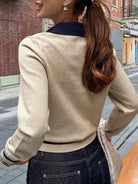 Detail geribbelde breistructuur en polokraag dames top