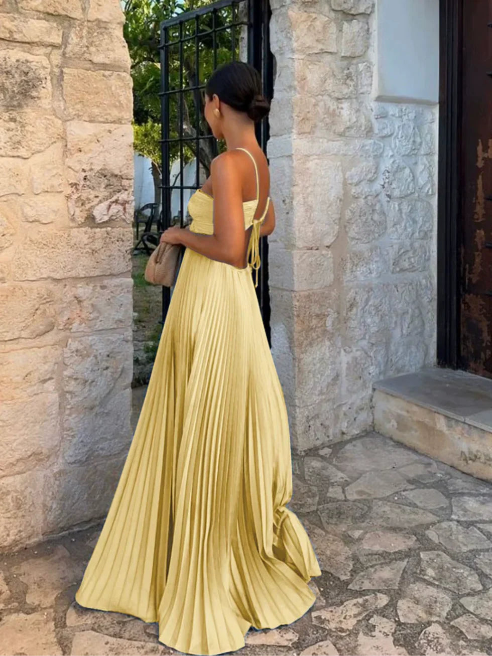 Vrouw in elegante maxi-jurk met hoge taille en vloeiende rok
