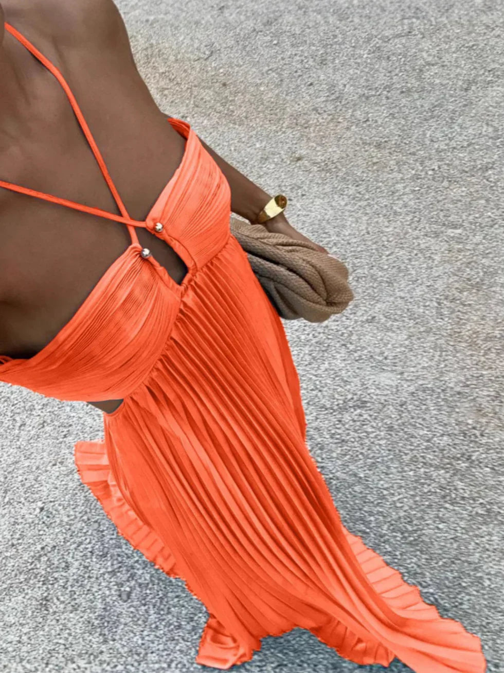 Maxi-jurk in geel met halternek gedragen op een zomerse gelegenheid