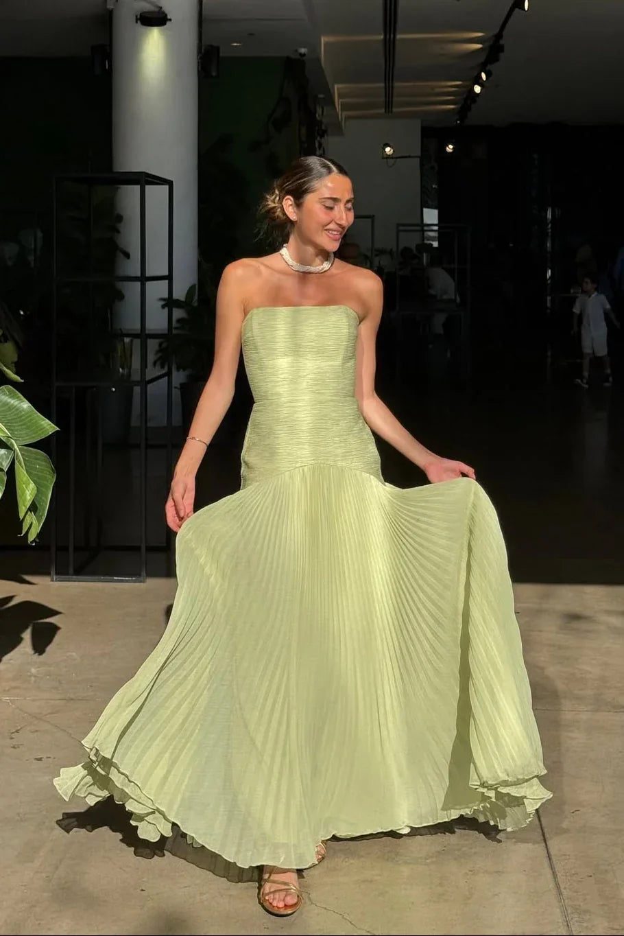 Groene maxi-jurk met flatterende pasvorm – gedragen op een feestelijke gelegenheid
