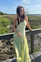 Tijdloze elegante jurk in groen – volledig model staande pose
