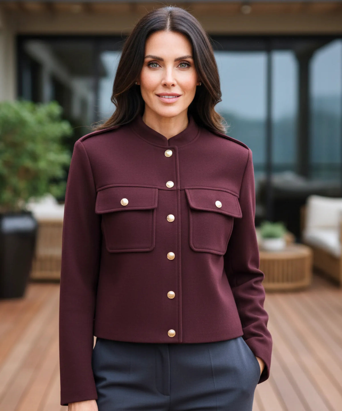 Dames militaire wollen blazer met gouden knopen in bordeauxrood - vooraanzicht
