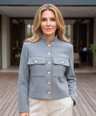 Getailleerde dames blazer wol zwart met gouden knopen - zijaanzicht