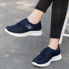 Florine orthopedische schoenen in lichtblauw en blauw op neutrale achtergrond
