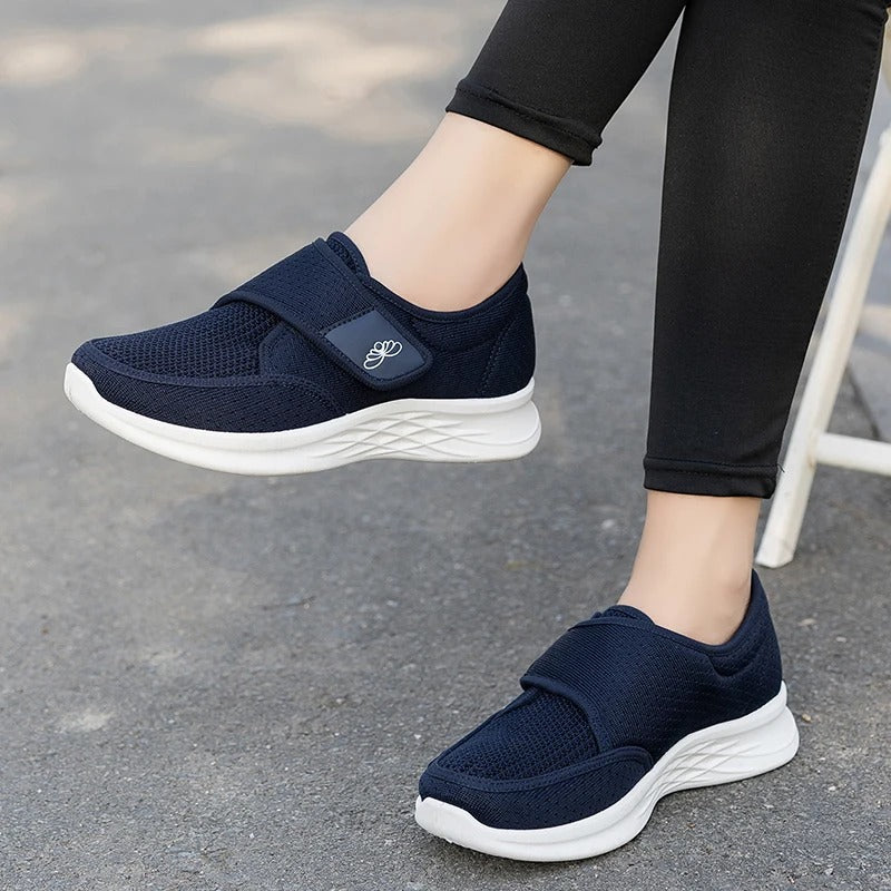 Florine orthopedische schoenen in lichtblauw en blauw op neutrale achtergrond