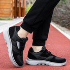 Achterkant van de Florina dames orthopedische sneaker in zwart