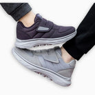 Florina dames sneaker in lichtgrijs, schuine bovenaanzicht