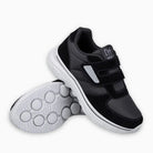 Florina orthopedische sneaker gedragen op straat, stadse setting