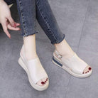 Zijaanzicht van de antislip zool van Vera orthopedische sandalen
