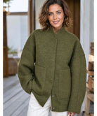 Vrouw in nude bouclé bomberjack — veelzijdige dagelijkse look