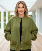 Nude bomberjack oversized — gedragen op een casual weekendoutfit