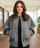 Vrouw in geel oversized bomberjack bouclé — werkoutfit inspiratie