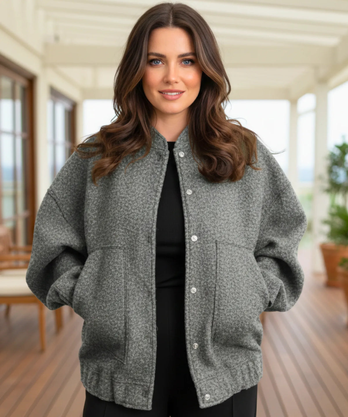 Vrouw in geel oversized bomberjack bouclé — werkoutfit inspiratie