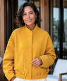 Bouclé bomberjack camel — elastische zoom en manchetdetail