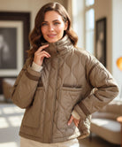 Dames oversized puffer jas in olijfgroen met geometrisch stiksel