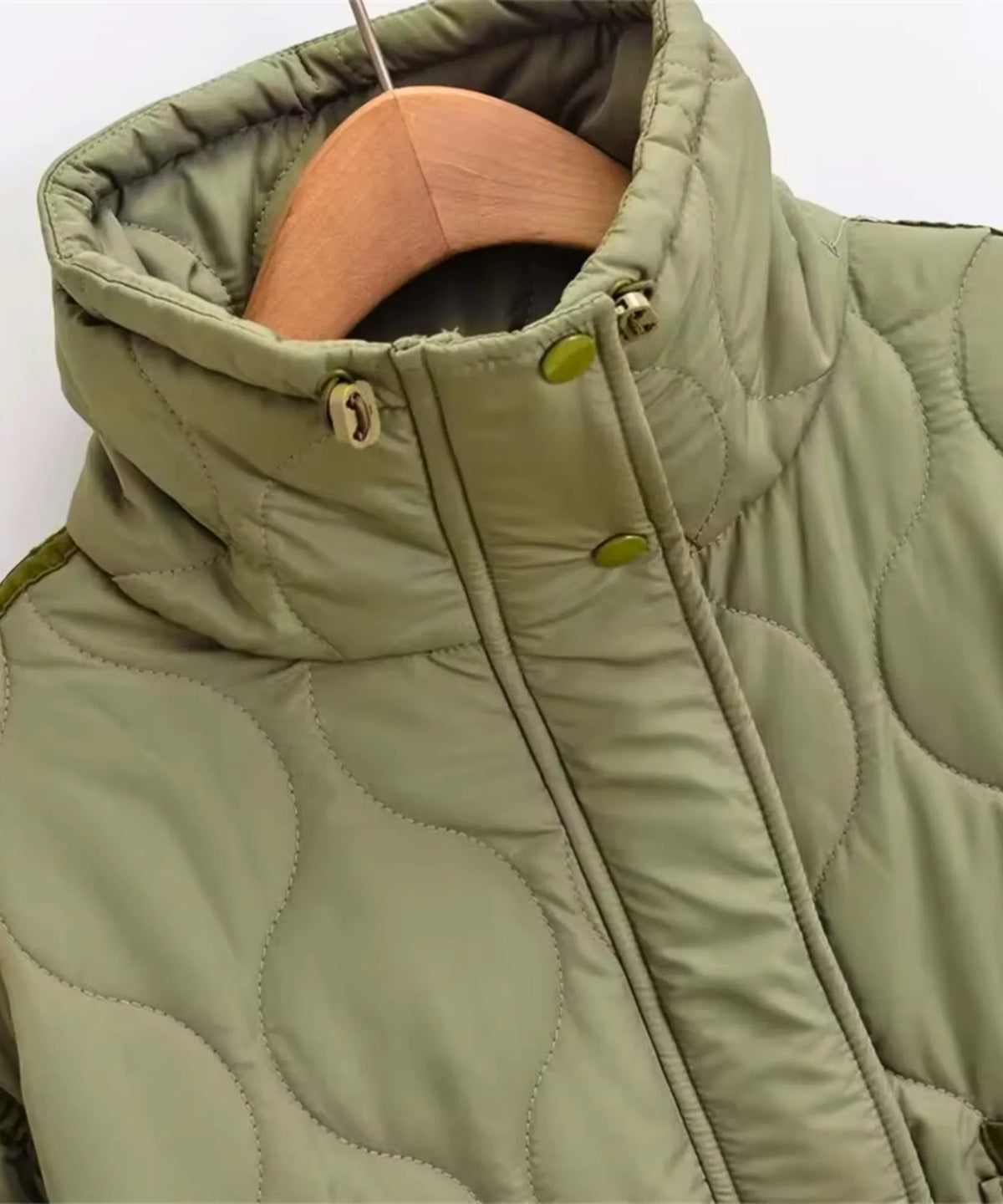 Vier kleurvarianten dames oversized puffer jas naast elkaar