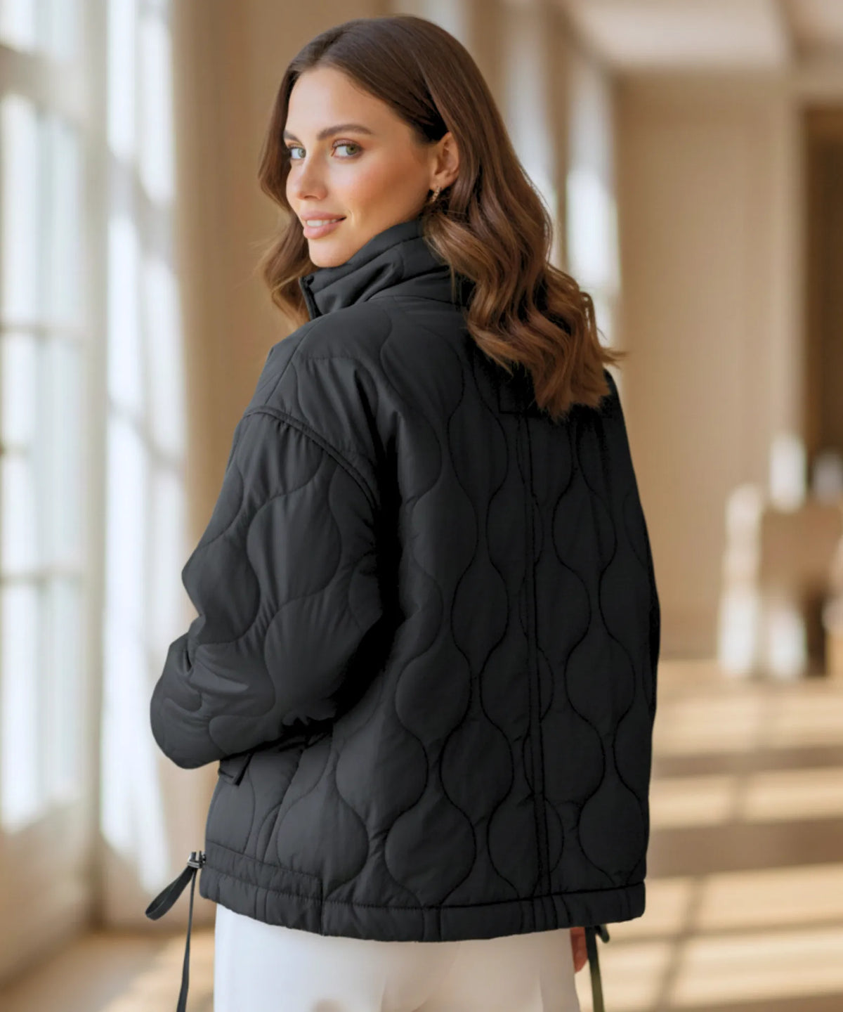 Detail geometrisch stikpatroon op groene dames puffer jas
