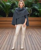 Drie kleuren oversized wollen wrapjas: bordeaux, taupe en houtskool