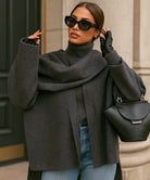Vrouw combineert oversized wrapjas met geklede broek
