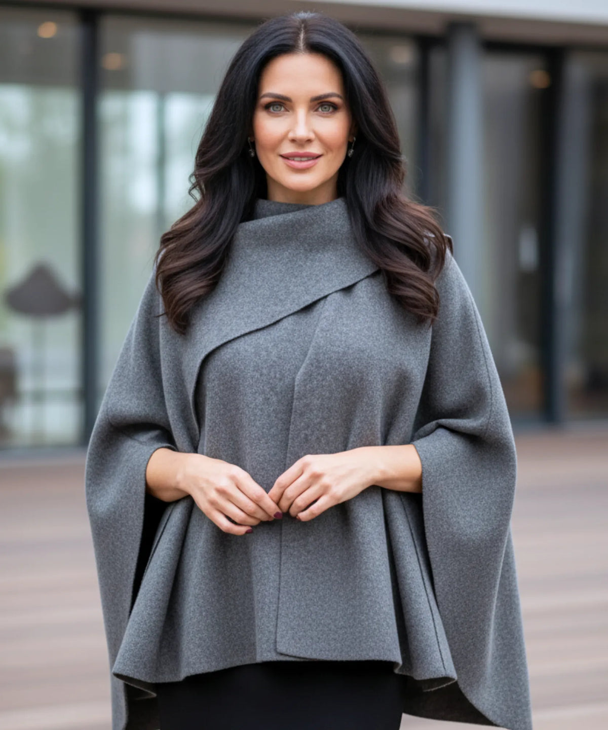 Detailopname sjaalkraag oversized wrapjas bordeauxrood
