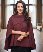Vrouw in oversized wollen wrapjas in houtskoolgrijs