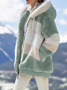 Achterkant van het dames pluche multicolor vest, loose fit