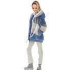 Vrouw in kleurrijk pluche vest, casual winterlook