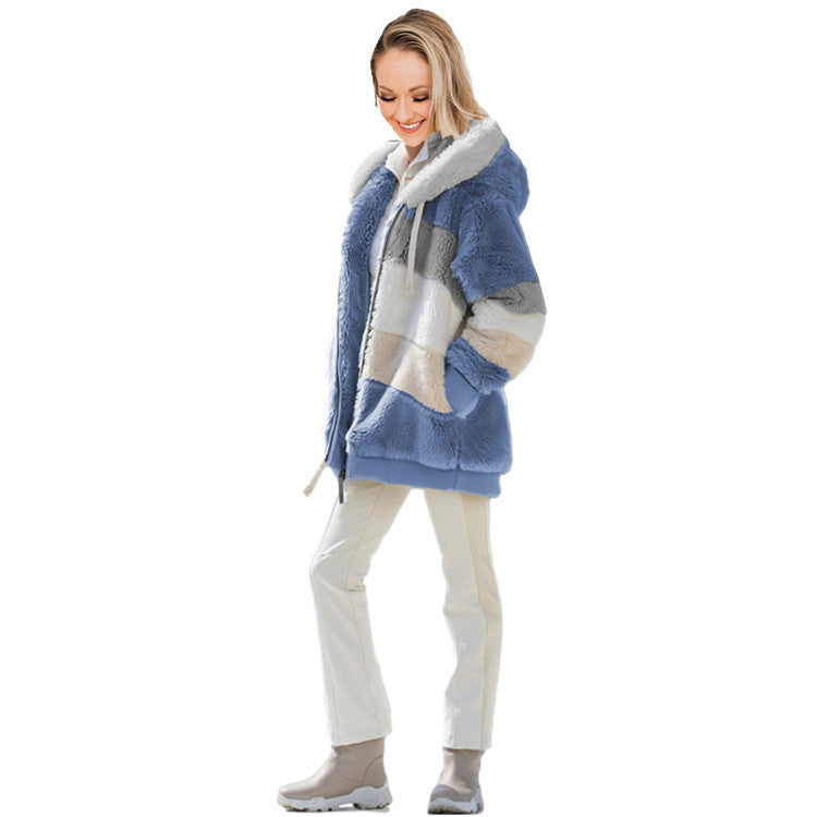Vrouw in kleurrijk pluche vest, casual winterlook