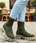 Groene stretch sok laars gecombineerd met rechte jeans