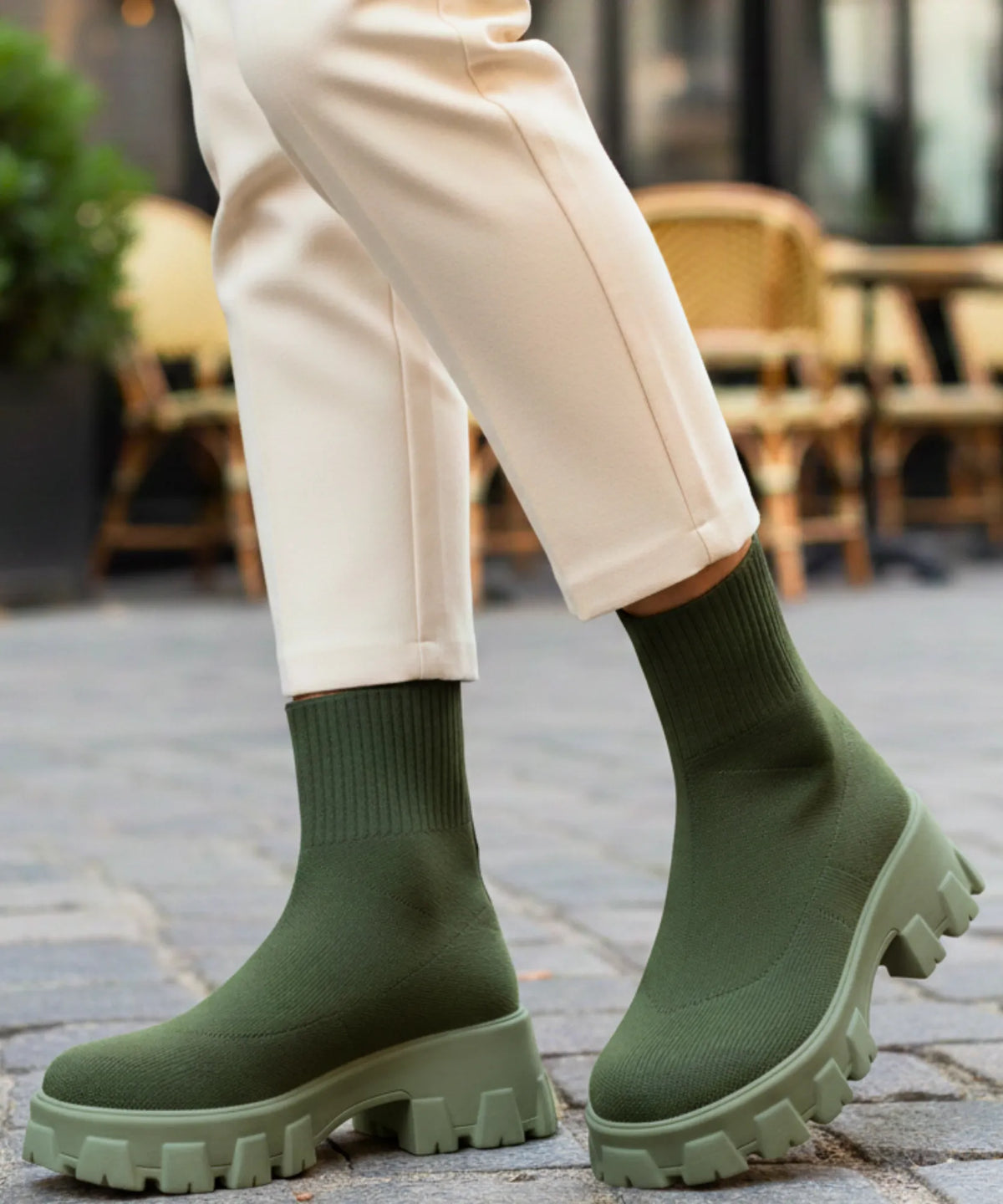 Zwarte dames sok laars met chunky lug zool, strakke pasvorm