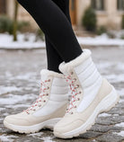 Dames waterdichte snowboots in zwart met bontkraag en vetersluiting, vooraanzicht