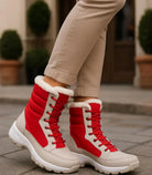 Rood-zwarte dames winterlaars met vetersluiting en antislip rubberzool