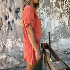 Lena gecoördineerde dames set met knoopsluiting blouse en korte broek in wit
