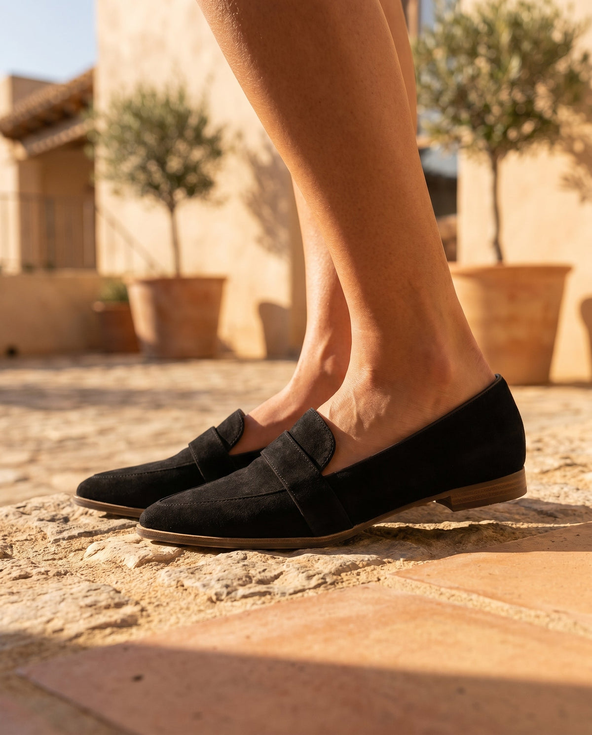 Dames suède loafers gecombineerd met opgerolde jeans