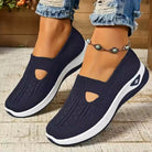 Demi sneakers in marineblauw, gedragen op straat
