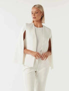 Elise dames cape blazer met open cape-silhouet en geschlitste mouwen in wit